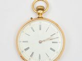 une vieille montre de poche en or avec des chiffres romains et des chiffres romains sur le cadran