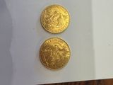 deux pièces d'or posées sur une feuille de papier blanc