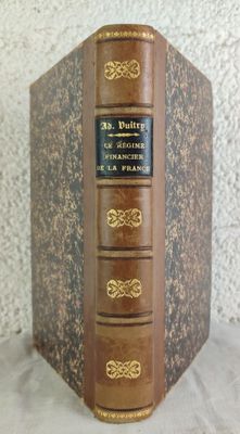 un livre posé sur une table