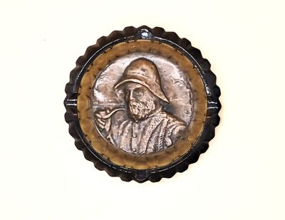 Cendrier en verre teinté moulé serti dans le fonds d’un cuiv…