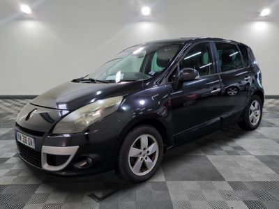 la photo d'une voiture noire garée dans un garage