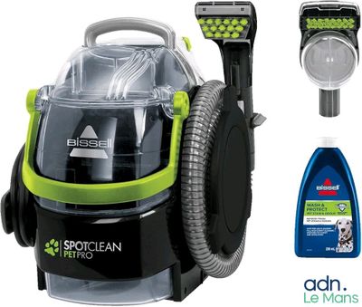 un aspirateur vert et noir et une bouteille de produit nettoyant