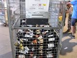 une grande cage métallique remplie de bouteilles de vin