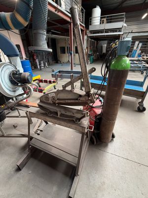 une machine posée sur une table dans une pièce