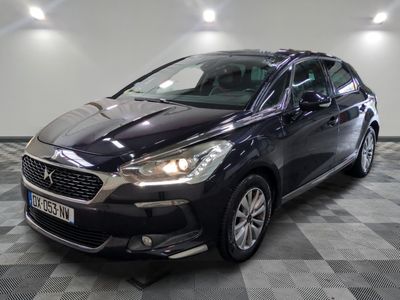 la voiture noire est garée sur un sol en damier dans le garage