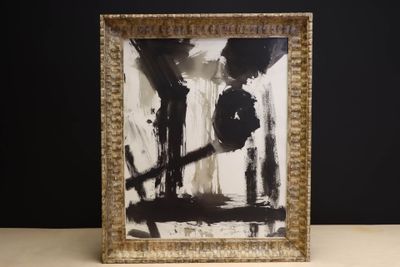 une image représentant un homme et une femme en noir et blanc