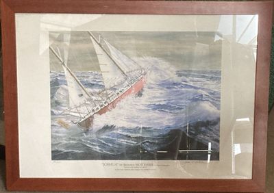 tableau représentant un navire en pleine mer agitée, dans un cadre en bois