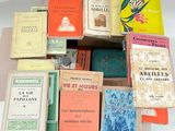 plusieurs livres empilés les uns sur les autres