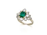 une bague à grappes d'émeraudes et de diamants