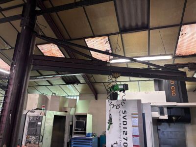 une photo d'un atelier d'usinage où se trouvent de nombreuses machines