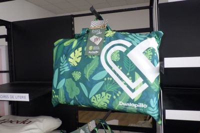 un sac vert orné d'un cœur, posé sur une étagère