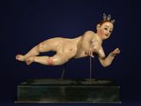 une statue représentant une femme allongée sur un socle