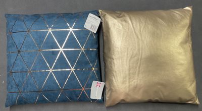 deux oreillers ornés de motifs dorés et bleus