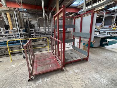 un chariot rouge qui se trouve au milieu d'une pièce