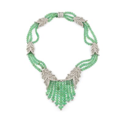 un collier de perles vertes sur fond blanc