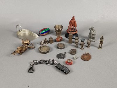 un grand nombre d'objets posés sur une table