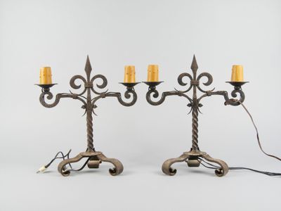 paire de chandeliers anciens en fer forgé avec des bougies jaunes