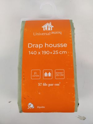 emballage orange et blanc d'un savon posé sur une surface blanche