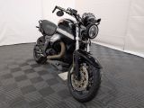une moto garée sur un sol à damier noir et blanc
