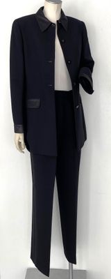 un mannequin en costume-cravate exposé