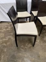 Lot de 4 chaises contemporaines, à structure en bois de coul… (photo 3)