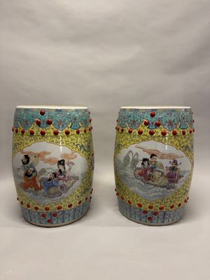 paire de vases chinois ornés de scènes peintes sur fond blanc