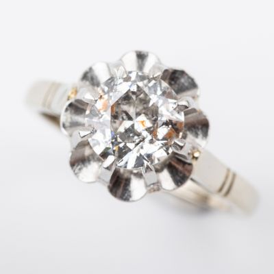 une image d'une bague en diamant sur fond blanc