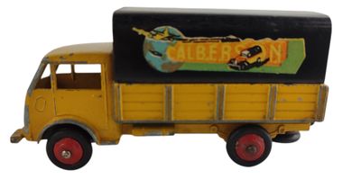 un petit camion jaune avec une pancarte à l'arrière
