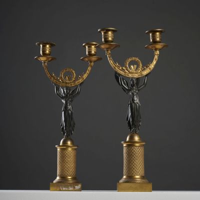 paire de bougeoirs anciens en bronze représentant une dame tenant un candélabre