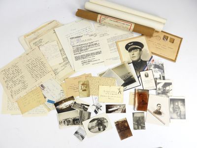 beaucoup de vieux papiers et de vieilles photos sur la table