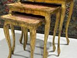 trois tables gigognes en bois posées sur un sol blanc