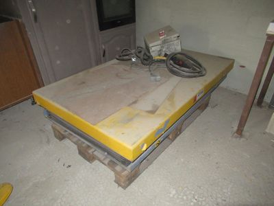 une photo d'une table en cours de fabrication dans une pièce