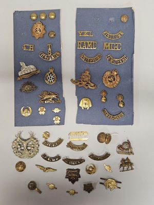 Plusieurs types de badges différents sont présentés sur un fond blanc