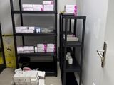 une pièce avec des étagères et des cartons posés par terre