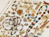 un assortiment de bijoux comprenant des bagues, des bracelets, des bagues et des colliers