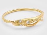 Gros plan sur une bague en or ornée de diamants