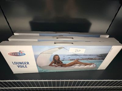 une boîte sur laquelle figure la photo d'une femme en bikini