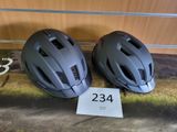une paire de casques de vélo posée sur une table, à côté d'une étiquette de prix