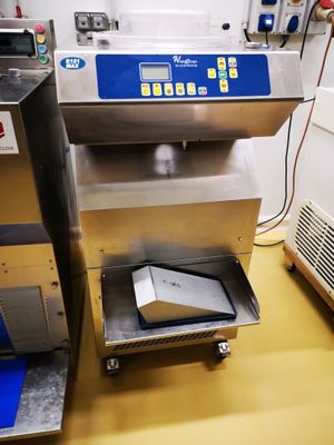 une machine posée sur une table dans une pièce