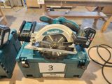 deux scies circulaires posées sur une table dans un atelier