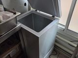 un grand congélateur posé dans un coin de la cuisine