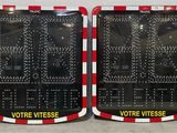 deux panneaux rouges et blancs fixés sur un mur