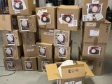 de nombreux cartons empilés les uns sur les autres dans un entrepôt