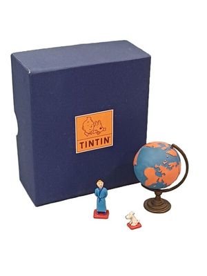une petite figurine représentant un homme debout devant une cabine bleue