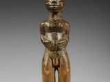 une statue en bois représentant une femme tenant un bébé dans ses bras