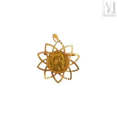 une bague en or ornée d'un motif floral