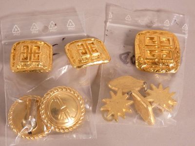 deux sachets de boutons métalliques dorés et une paire de boutons métalliques dorés