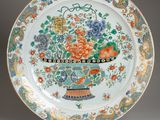 une image représentant une assiette sur laquelle est posé un panier de fleurs