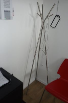 une chaise rouge et une table noire dans une pièce