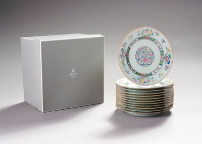 une pile d'assiettes posée sur une table à côté d'une boîte